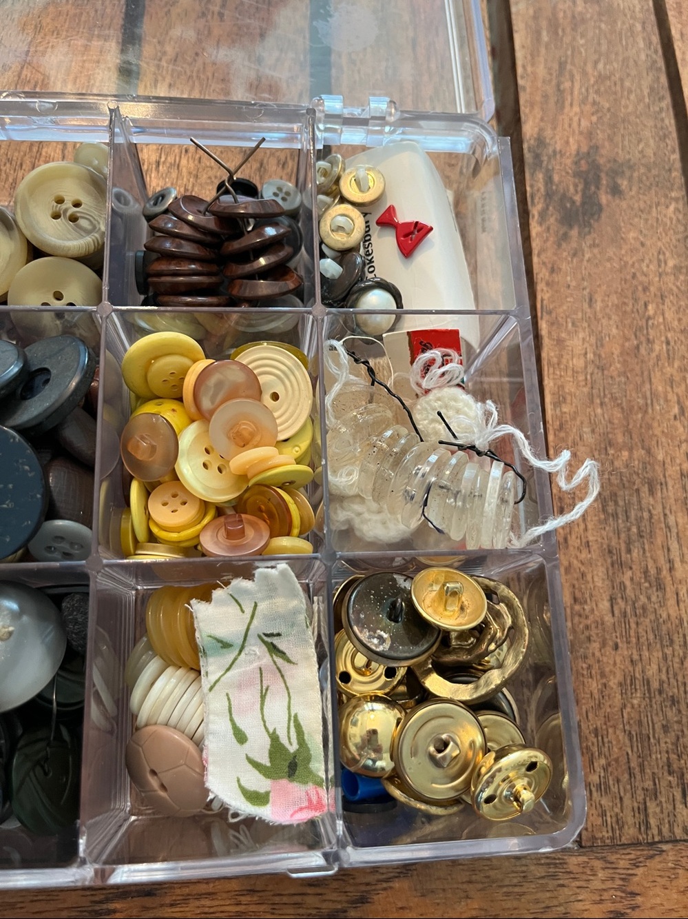 2.5 pounds of vintage buttons perfect for crafting or clothing restoration - Picture 5 of 5